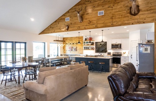 Fayetteville House | 12 minutes to antique shopping Round Top TX