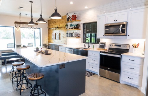 Fayetteville House | 12 minutes to antique shopping Round Top TX