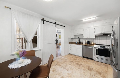 Smyrna House | 12 Minutes to Truist Park! Private Pool! 25 mins from East Cobb Baseball!