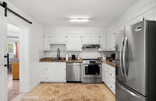 Smyrna House | 12 Minutes to Truist Park! Private Pool! 25 mins from East Cobb Baseball!
