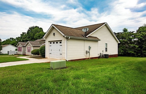 Greensboro House | 12 minutes to Wet 'n Wild Water Park! Family-sized 3 bedroom cozy happy home!
