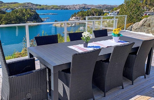 Fitjar House | 12 person holiday home in Fitjar