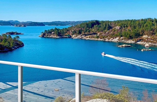 Fitjar House | 12 person holiday home in Fitjar