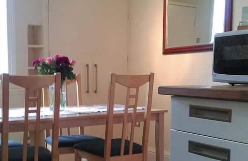 Hepworth Cottage | 12 RATTLE ROW, romantic, character holiday cottage in Holmfirth