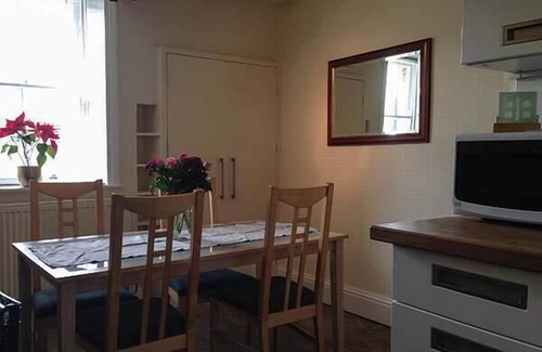 Hepworth Cottage | 12 RATTLE ROW, romantic, character holiday cottage in Holmfirth