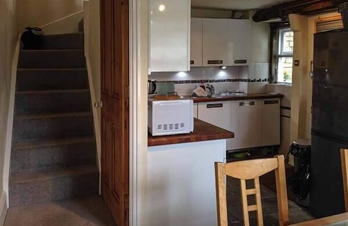 Hepworth Cottage | 12 RATTLE ROW, romantic, character holiday cottage in Holmfirth