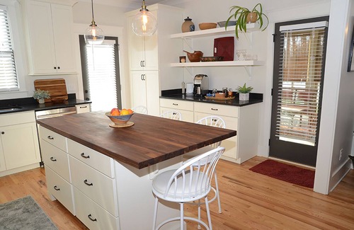 Breeze Hill House | 12 South luxury guest cottage offers comfort and a great location!
