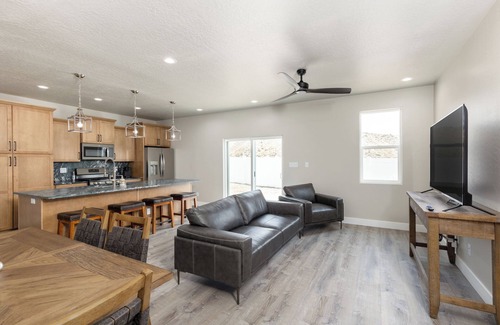 Elko House | #12 Spacious 5-bedroom, 3bathroom, 2 car garage house in Elko near Walmart