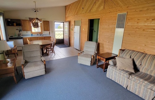 Oscoda Resort | #12 Thomas' Parkside Cottages, 2 BR Lake Huron Suite, downtown location
