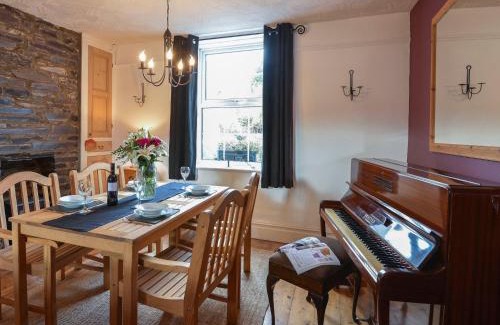 Caernarfon House | 12 Victoria Terrace