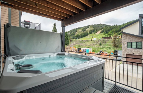 Old Town House | 120 Cedar Drive | Slopeside 4BR Townhome with Mountain Views & Hot Tub