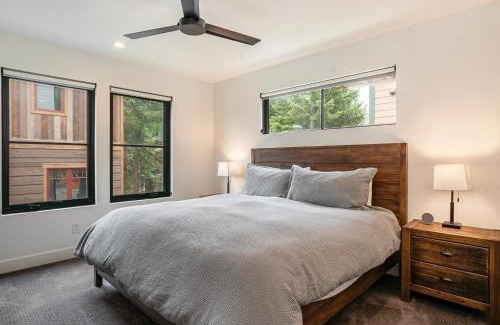 Old Town House | 120 Cedar Drive, Slopeside 4BR Townhome with Mountain Views & Hot Tub