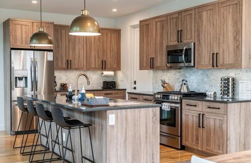 Old Town House | 120 Cedar Drive, Slopeside 4BR Townhome with Mountain Views & Hot Tub