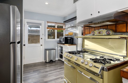 Valley Glen House | 121 Charming North Hollywood California Bungalow
