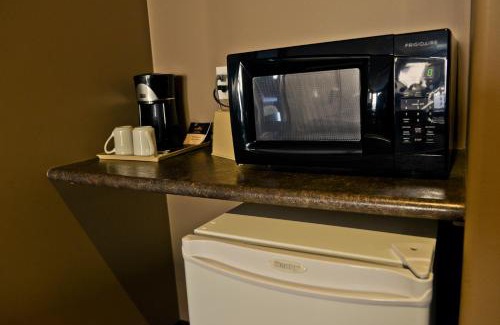 Assiniboia Hotel | 121 Steakhouse & Motel