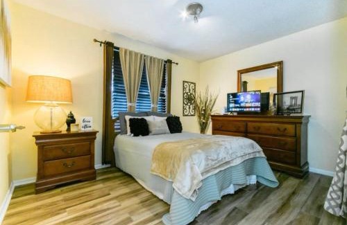 Arlington House | 12113 Roundham Ln