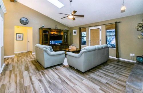 Arlington House | 12113 Roundham Ln
