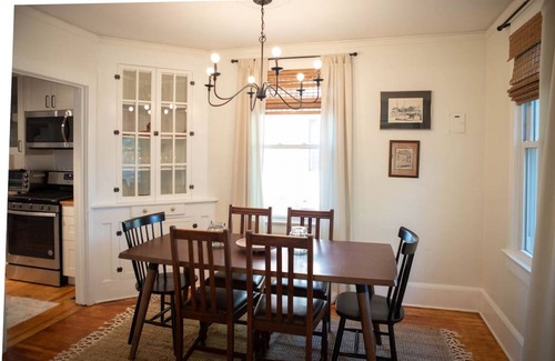 Earlewood House | 1215 Beaufort · Cozy Blue Door Farmhouse close to USC & Ft.Jacksn