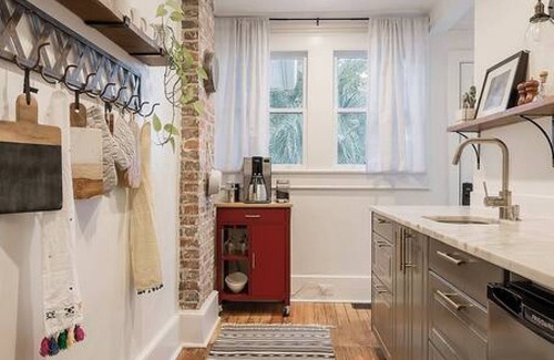 Earlewood Apartment | 1217 - Right Side · Queen Anne Victorian - Traveler's Apartment