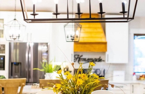 Monument Cottage | 123 Washington · Quaint -Farmhouse style house in Downtown Monument