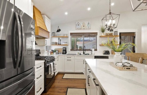 Monument Cottage | 123 Washington · Quaint -Farmhouse style house in Downtown Monument