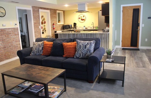 Vine Apartment | 125 Cedar 1 · Apartment in Kalamazoo + WI-Fi + Garage + Laundry