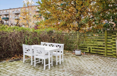 Strandvejen Condo | 125 m2 luxury in Hellerup with balcony & fireplace
