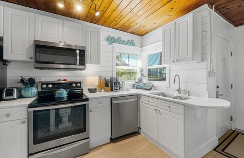 Laguna Beach Estates House | 125/Night Now thru Oct 4th~ Quiet Laguna Beach! Directly Across Street-30' to Perfect Beach Access #83