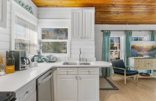 Laguna Beach Estates House | 125/Night Now thru Oct 4th~ Quiet Laguna Beach! Directly Across Street-30' to Perfect Beach Access #83