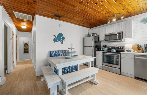 Laguna Beach Estates House | 125/Night Now thru Oct 4th~ Quiet Laguna Beach! Directly Across Street-30' to Perfect Beach Access #83