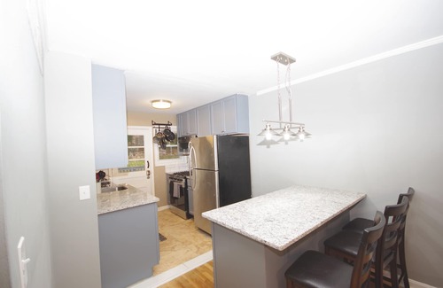 Lindridge-Martin Manor House | 1272 Great Downtown Location nice 2 bedroom home on quite street