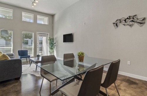 Fort Worth Cultural District Apartment | 12ft Ceilings | King Bed | Luxury Apartment