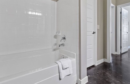 Fort Worth Cultural District Apartment | 12ft Ceilings | King Bed | Luxury Apartment