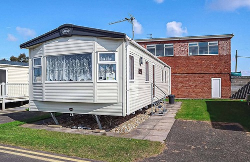 Chapel Saint Leonards House | 12ft-wide stylish and comfortable caravan with one double and two twin.