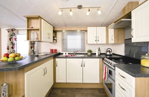 Burnham-on-Sea House | 12ft-wide well appointed caravan with one double and one twin.