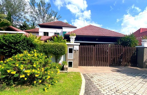 Taman Tanjung Villa | 12Haven Stunning Seaside Luxury Villa PD with Kids Pool