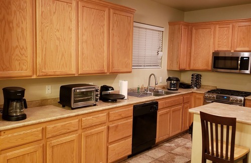 Las Vegas House | 12mins fremont st.16mins to strip, w/86 inch TV, xbox, pool table & grill.