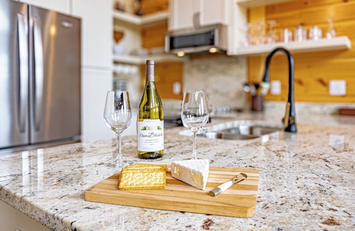 Lake Lure House | 12pm check-in/out. NEW Modern Mountain Log House in Lake Lure on 30 acres