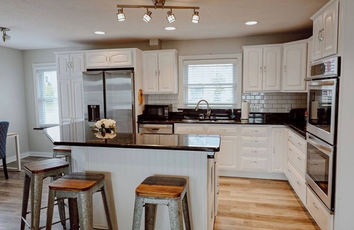Paw Paw Lake House | 12ppl -4 bed/1 bonus room/2 bath/boat slip on the lake! Add boathouse for 16ppl