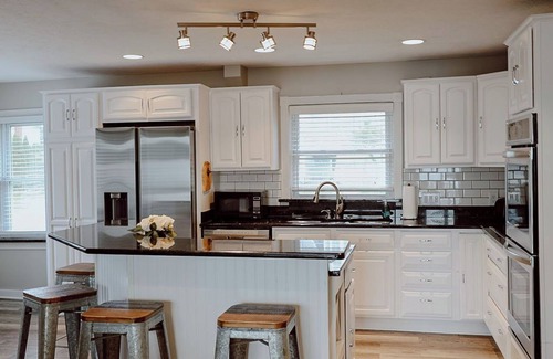 Paw Paw Lake House | 12ppl -4 bed/1 bonus room/2 bath/boat slip on the lake! Add boathouse for 16ppl