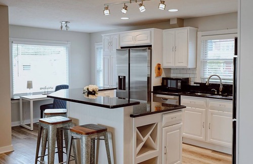 Paw Paw Lake House | 12ppl -4 bed/1 bonus room/2 bath/boat slip on the lake! Add boathouse for 16ppl