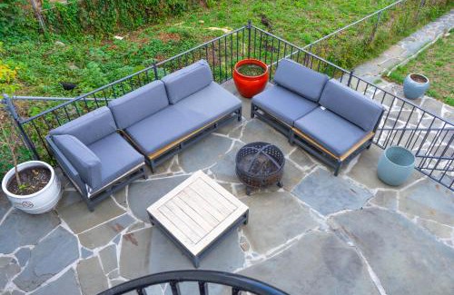 Brightwood Park House | 12ppl House in NW BBQ & Fire Pit
