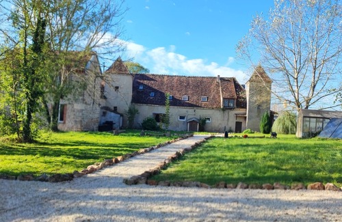 Trancault House | 12th century Manoir des Templiers, with heated swimming pool, jacuzzi, mini golf course