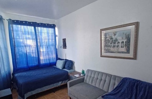 Colombia House | 13 Bedroom Economical Clean Sleeps over 50 Guests