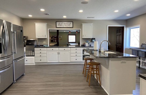 Blissfield Cabin | 13-Bedroom Family-Friendly Lodge. Quiet. Spacious. 2 Ponds. Pet-free.