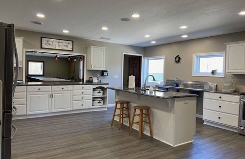 Blissfield Cabin | 13-Bedroom Family-Friendly Lodge. Quiet. Spacious. 2 Ponds. Pet-free.