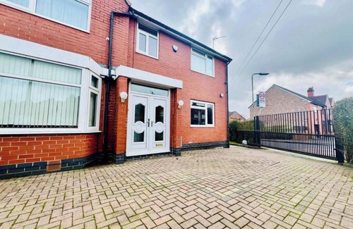Prestwich House | 13 Guests - Free Parking - Manchester House