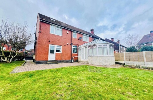 Prestwich House | 13 Guests - Free Parking - Manchester House