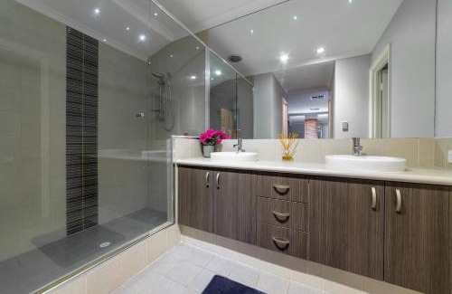Brabham House | 13 Home Close To Swan Valley In Brabham