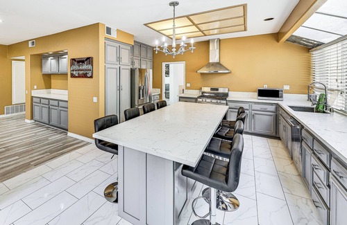 Corona House | 13 Mi to Dtwn Riverside: SoCal Family Home!